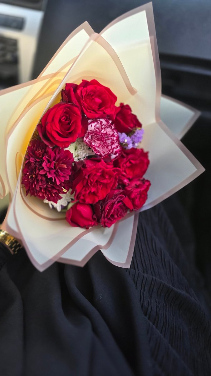 خديت باقتين ورد وحدة هدية لإنسانة عزيزة على قلبي،  وقررت نهدي لنفسي باقة ايضا ودلعتها 🥰🥰