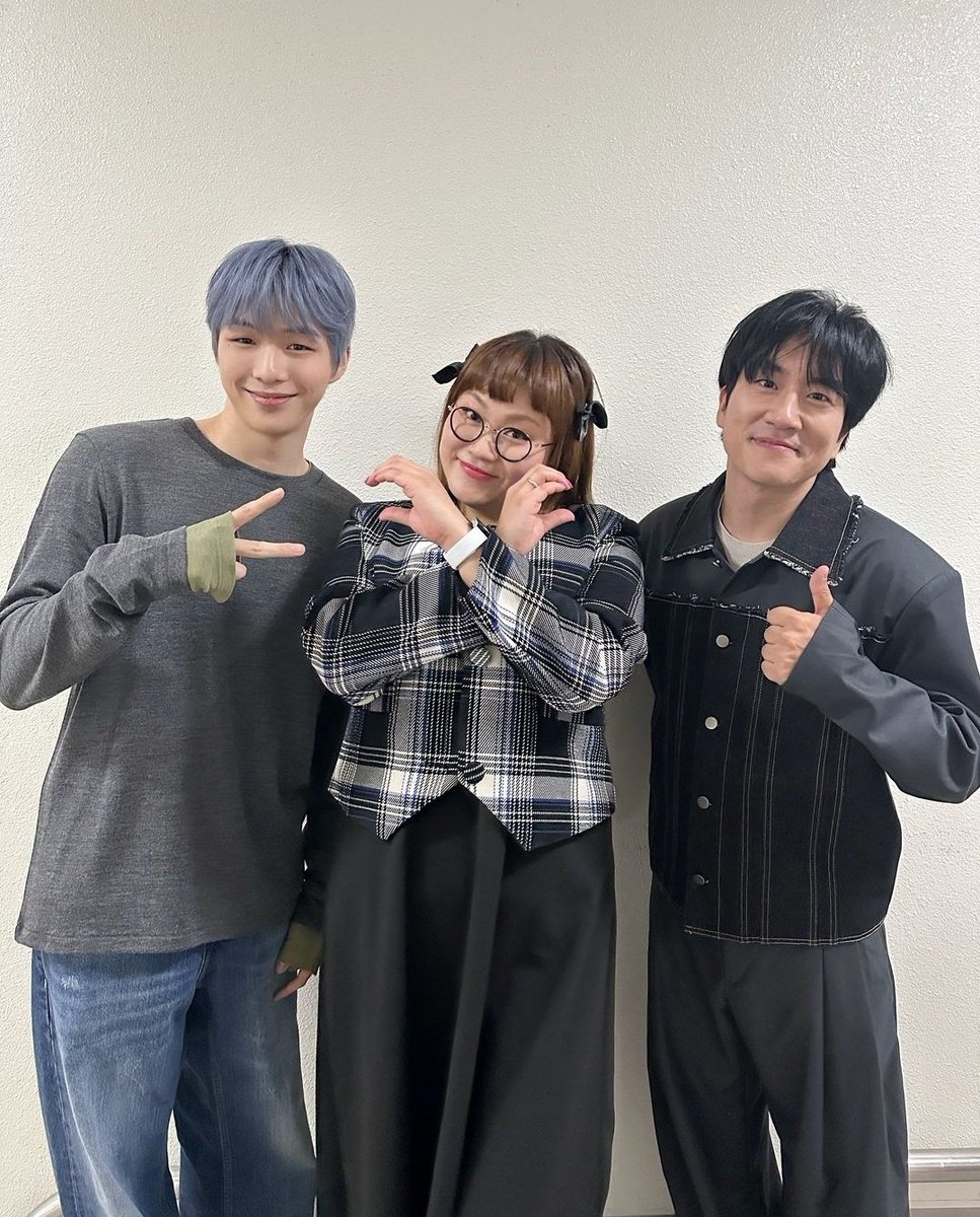 근데 이 사진 다시 보니 양쪽 다 하트 안 받아줬네 ㅋㅋㅋ
                ✌️          🫶            👍