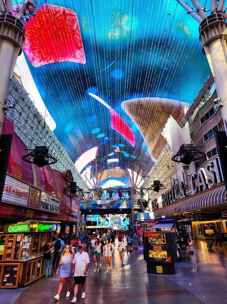 SCVegas's tweet image. What’s your favorite thing to do on Fremont Street❓️#LasVegas
