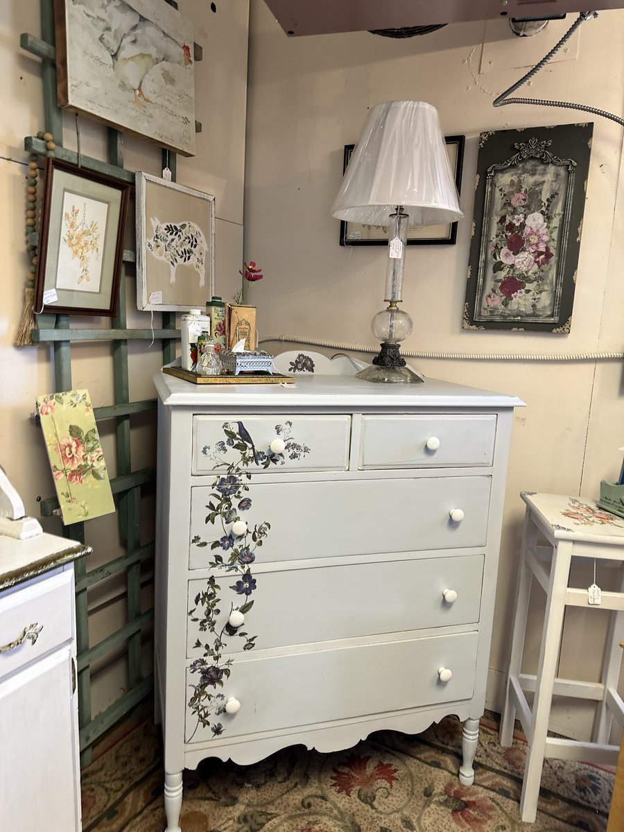 RedRoosterMall's tweet image. Stop By 🛑 We’re OPEN Today 11-4 ⏰ #homedecorideas #antiques #giftideas #shopwhidbeyisland #FreelandWa