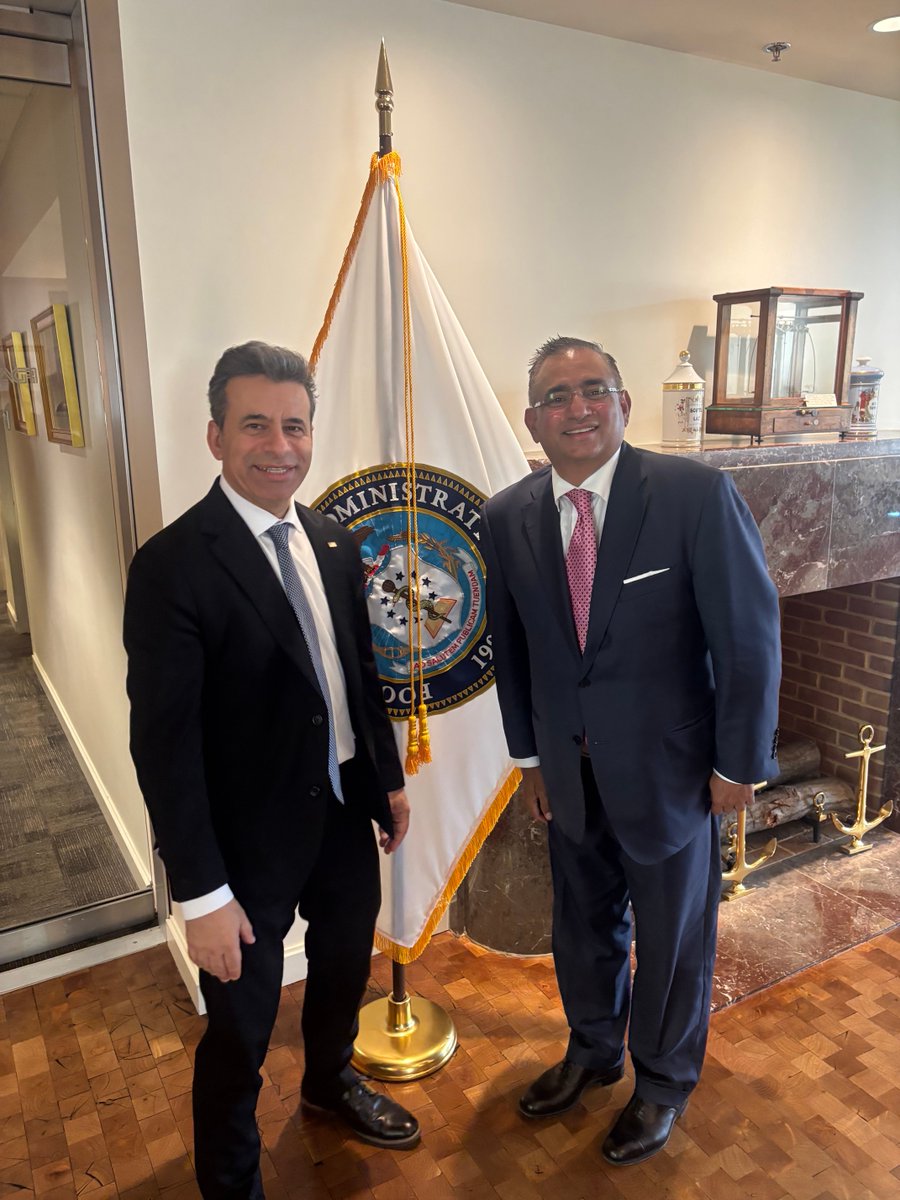 MedicusLtd's tweet image. $MDCX #CEO Dr. Raza Bokhari, #CMO Dr. Faisal Mehmud &amp;amp; #CSO Dr. Ed Brennan meet ⁦@FDACommissioner⁩ Dr. Marty Makary