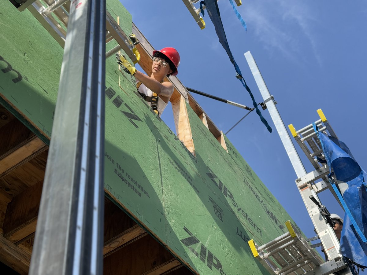 rocklandboces's tweet image. Young carpenters in CTEC are hard at work framing the inside of their student house! Taking advantage of the gorgeous weather, learners are preparing the student house for a new set of stairs leading to the recently added second story.

#RocklandBOCES #CTE #Carpentry #CareerReady