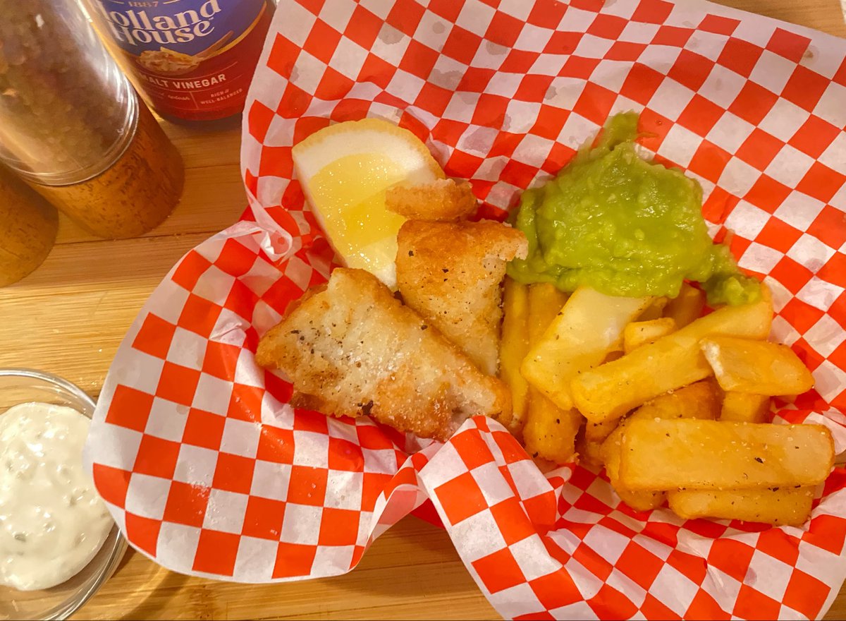 Simon_SoupPro's tweet photo. Time for supper, so #HomeMade traditional cod &amp; chips with mushy peas &amp; tarta sauce! 🐟🍟🫛 Add lashings of salt &amp; vinegar, serve in a diner basket &amp; enjoy! 😊 #HomeCook #Foodie #FoodBlogger #Supper https://t.co/Sz2OKRLCzh