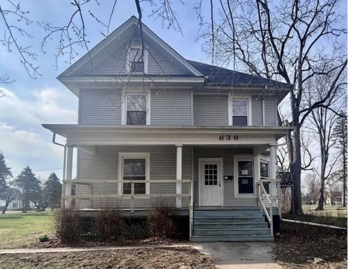 oldhouses100k's tweet image. $42,250. This 1930s #affordable #Illinois #home showcases beautiful woodwork, a full basement, and original hardwood floors.  oldhousesunder50k.com/c-1930-afforda…