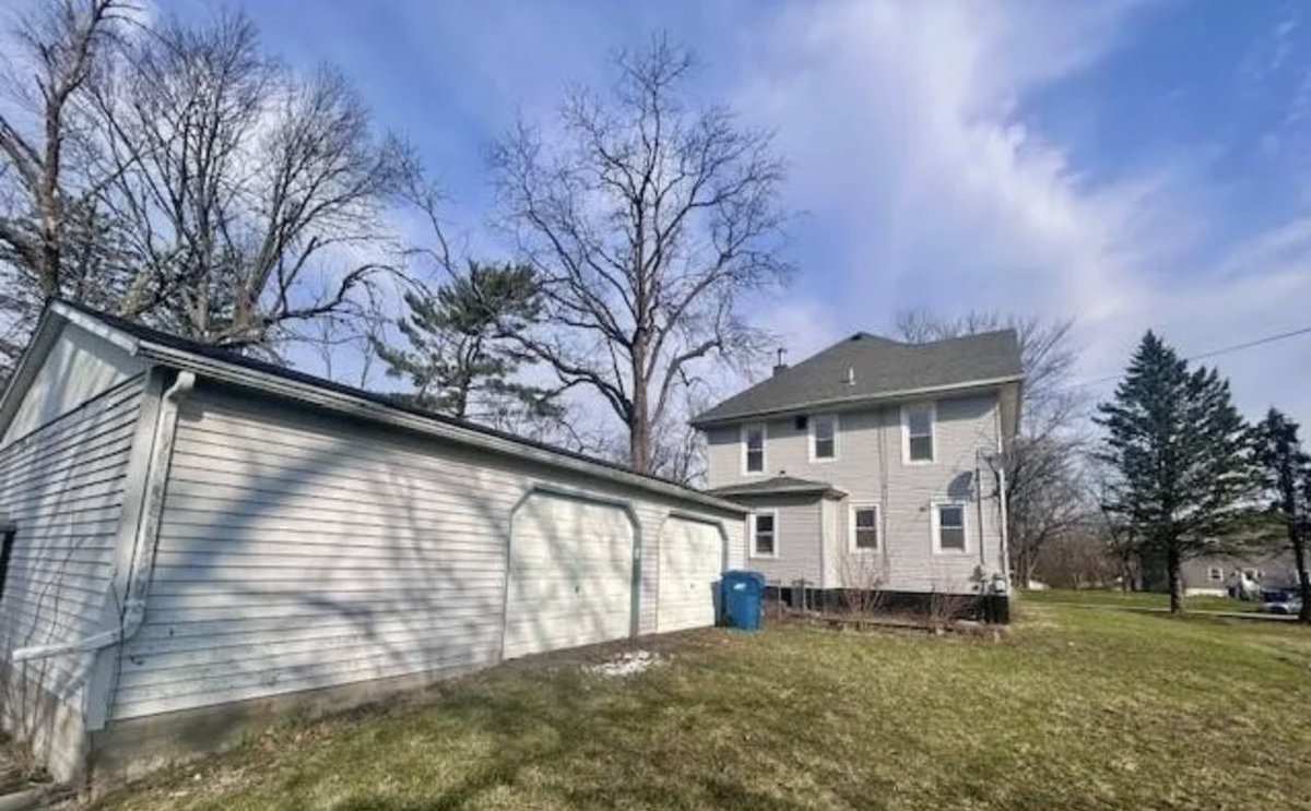 oldhouses100k's tweet image. $42,250. This 1930s #affordable #Illinois #home showcases beautiful woodwork, a full basement, and original hardwood floors.  oldhousesunder50k.com/c-1930-afforda…