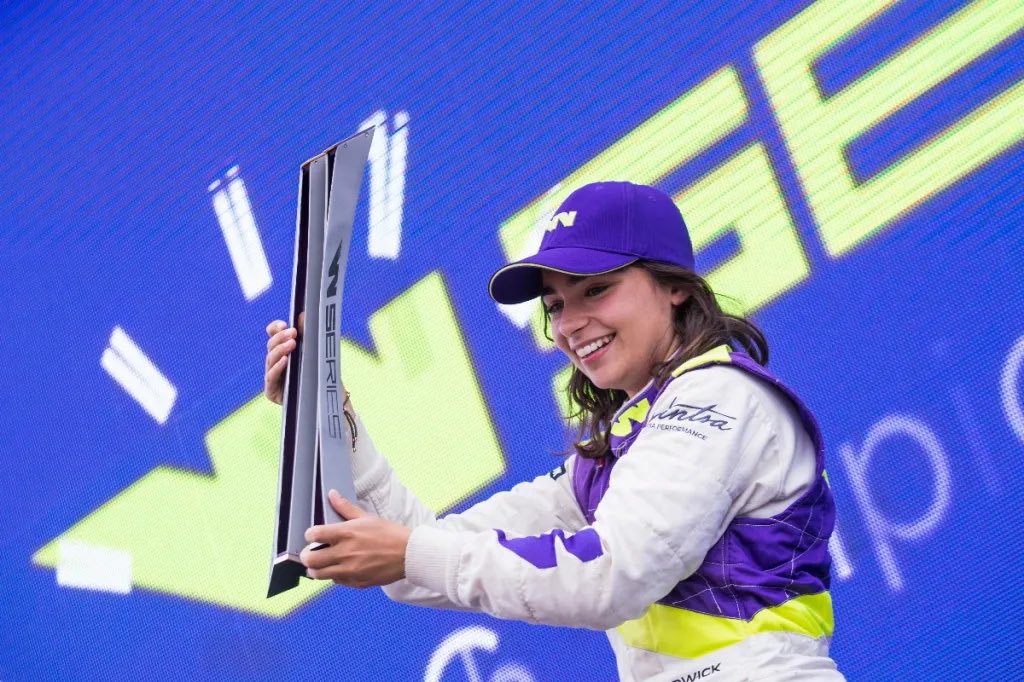 drift_division's tweet photo. #Throwbackthursday

We were so proud to see @JamieChadwick lift the @WSeries Championship Trophy. 

As the designers, it was an honor to see our vision in the hands of a legend. A proud chapter in motorsport history! 🏁✨ #WSeries #JamieChadwick #WomenInMotorsport https://t.co/yXQTYzozT2