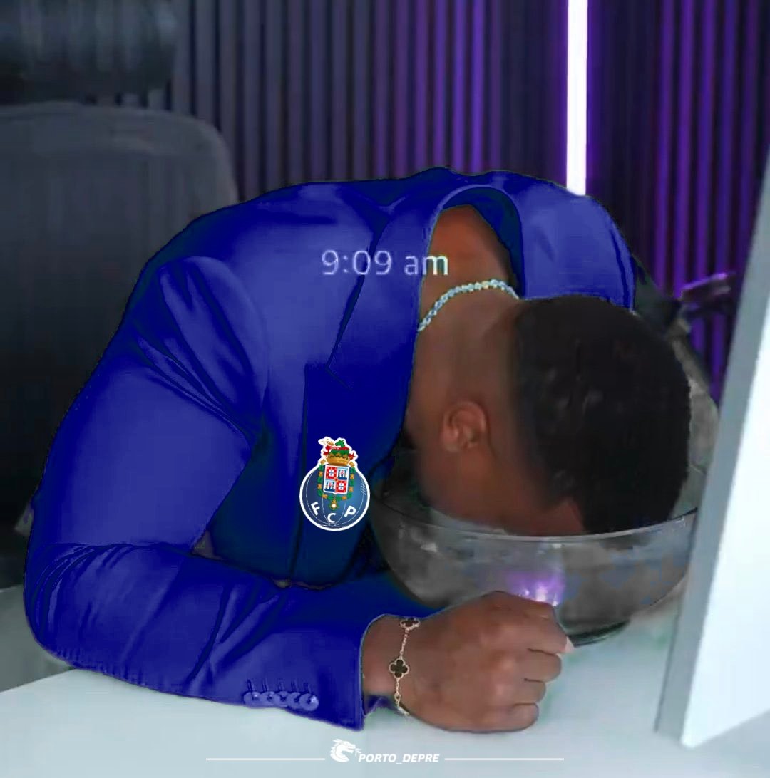 Bednarek expulso aos 8 minutos.