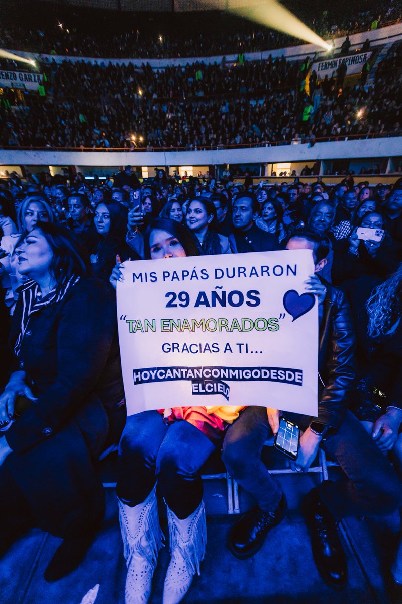 montanertwiter's tweet photo. Aquí en #Tijuana cante por primera vez en #Mexico, en esta misma plaza de toros, jamás olvide eso, fue hace 38 años ya, anoche, recibí el mismo calor y el mismo espaldarazo, para seguir adelante.
Gracias gente hermosa.
#ElUltimoRegreso continua, mañana #Hermosillo. https://t.co/hWqWNkagrY