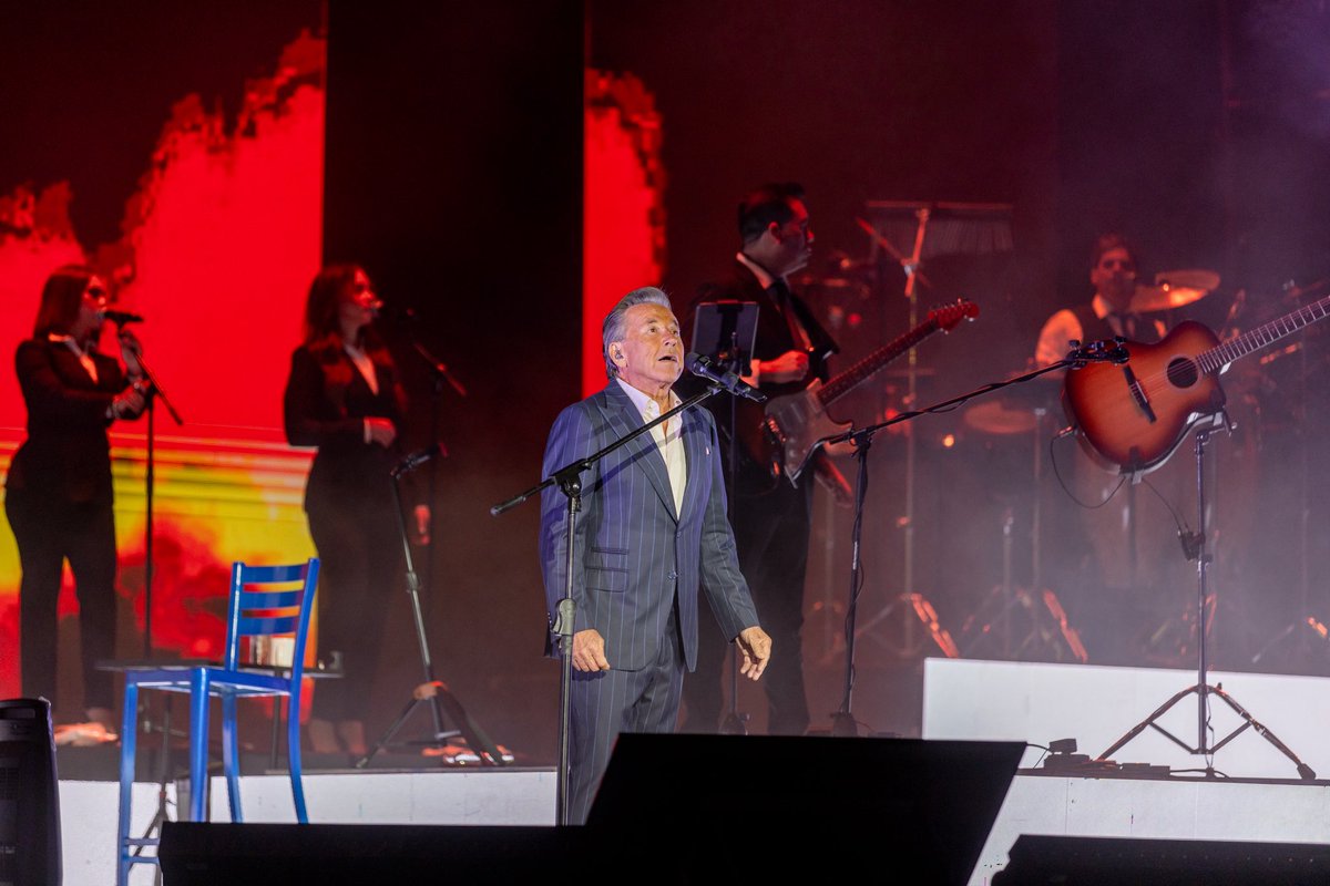 montanertwiter's tweet photo. Aquí en #Tijuana cante por primera vez en #Mexico, en esta misma plaza de toros, jamás olvide eso, fue hace 38 años ya, anoche, recibí el mismo calor y el mismo espaldarazo, para seguir adelante.
Gracias gente hermosa.
#ElUltimoRegreso continua, mañana #Hermosillo. https://t.co/hWqWNkagrY
