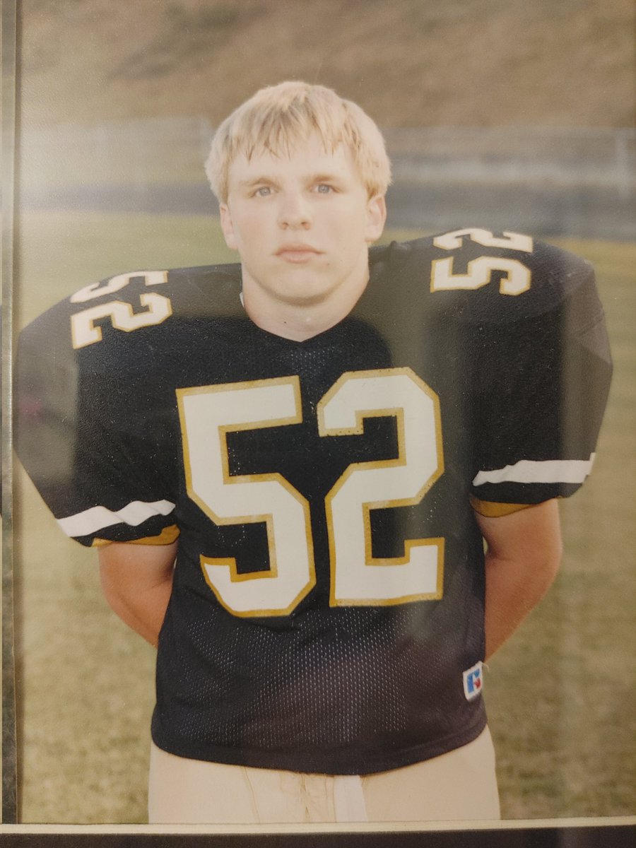 AFarrersports's tweet image. FNL throwback since I see all the recruits and current players I follow doing it.

You're looking at your prototypical scout team DL/OL. #Lindale #Pepperell #fireupdragons #russellathleticjersey