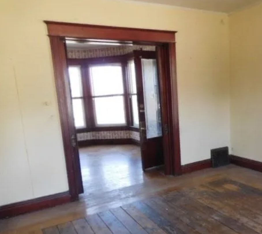 oldhouseunder50's tweet image. $42,250. This 1930s #affordable #Illinois #home showcases beautiful woodwork, a full basement, and original hardwood floors. oldhousesunder50k.com/c-1930-afforda…