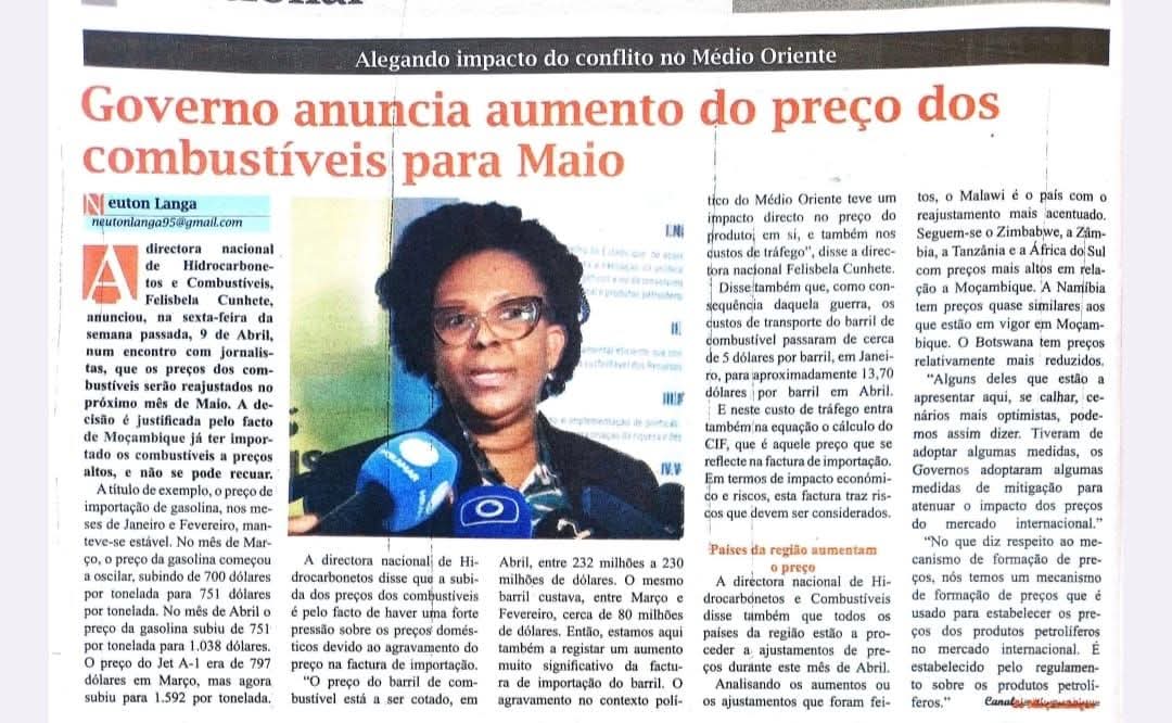 Muianga's tweet photo. Combustíveis mais caros em Maio: Governo aponta guerra no Médio Oriente

O Governo anunciou que os preços dos combustíveis poderão ser reajustados no próximo mês de Maio, alegando o impacto do conflito no Médio Oriente sobre o custo de importação e transporte. Segundo a directora nacional de Hidrocarbonetos e Combustíveis, Felisbela Cunhete, Moçambique já está a importar combustíveis a preços mais altos, num contexto de agravamento da factura internacional.

O aumento do frete e da cotação dos produtos petrolíferos no mercado externo está entre os principais factores que pressionam os preços no país. A responsável explicou ainda que outros países da região também estão a proceder a ajustamentos, embora alguns tenham adoptado medidas de mitigação para reduzir o impacto sobre os consumidores.