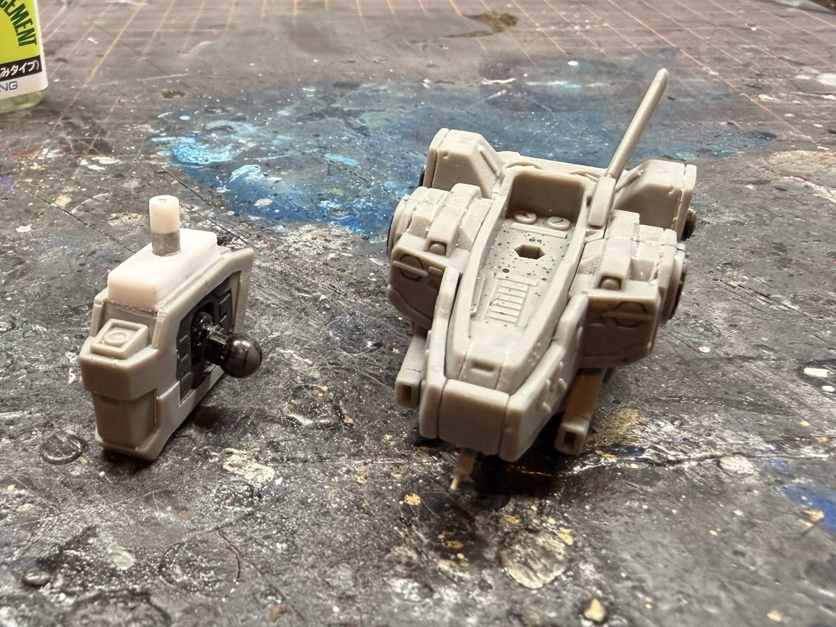 r0NDDGOwR4WN2ux's tweet image. お次はコレ
腰パーツの延長と、胸部のボールジョイント可動域を削り込んで少し前屈みに。
胸部バルカンは銃身を真鍮線に。

#AC 
#アーマードコア 
#ARMOREDCORE 
#ストラクチャーアーツ 
#筆塗り 
#ナインボール
#NINEBALL