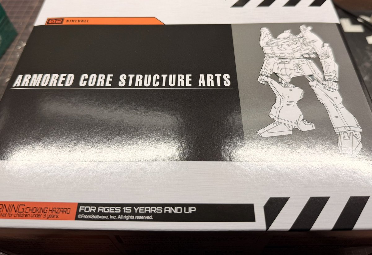 r0NDDGOwR4WN2ux's tweet image. お次はコレ
腰パーツの延長と、胸部のボールジョイント可動域を削り込んで少し前屈みに。
胸部バルカンは銃身を真鍮線に。

#AC 
#アーマードコア 
#ARMOREDCORE 
#ストラクチャーアーツ 
#筆塗り 
#ナインボール
#NINEBALL