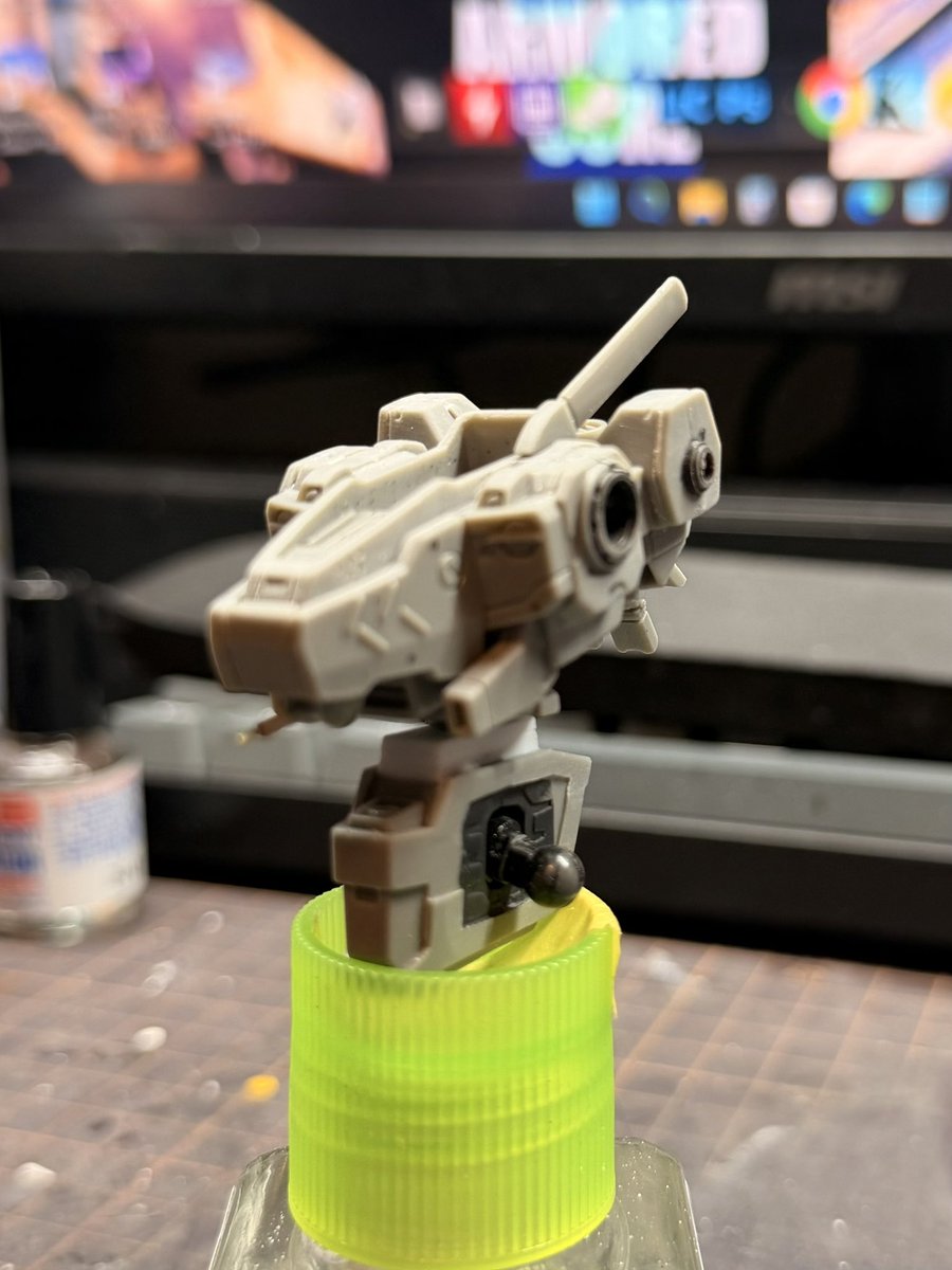 r0NDDGOwR4WN2ux's tweet image. お次はコレ
腰パーツの延長と、胸部のボールジョイント可動域を削り込んで少し前屈みに。
胸部バルカンは銃身を真鍮線に。

#AC 
#アーマードコア 
#ARMOREDCORE 
#ストラクチャーアーツ 
#筆塗り 
#ナインボール
#NINEBALL