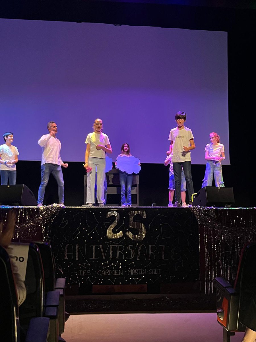 ¡Felicidades al <a href="/iesCMGaite_mzal/">IES Carmen Martín Gaite. Moralzarzal.</a> por sus 25 años de vida! 🎉 Un pilar fundamental en #Moralzarzal por el que han pasado generaciones de vecinos.

Gracias a los profesores y a todo el personal del centro por vuestra dedicación en estos años. ¡A seguir sumando! 📚👏

#25Aniversario