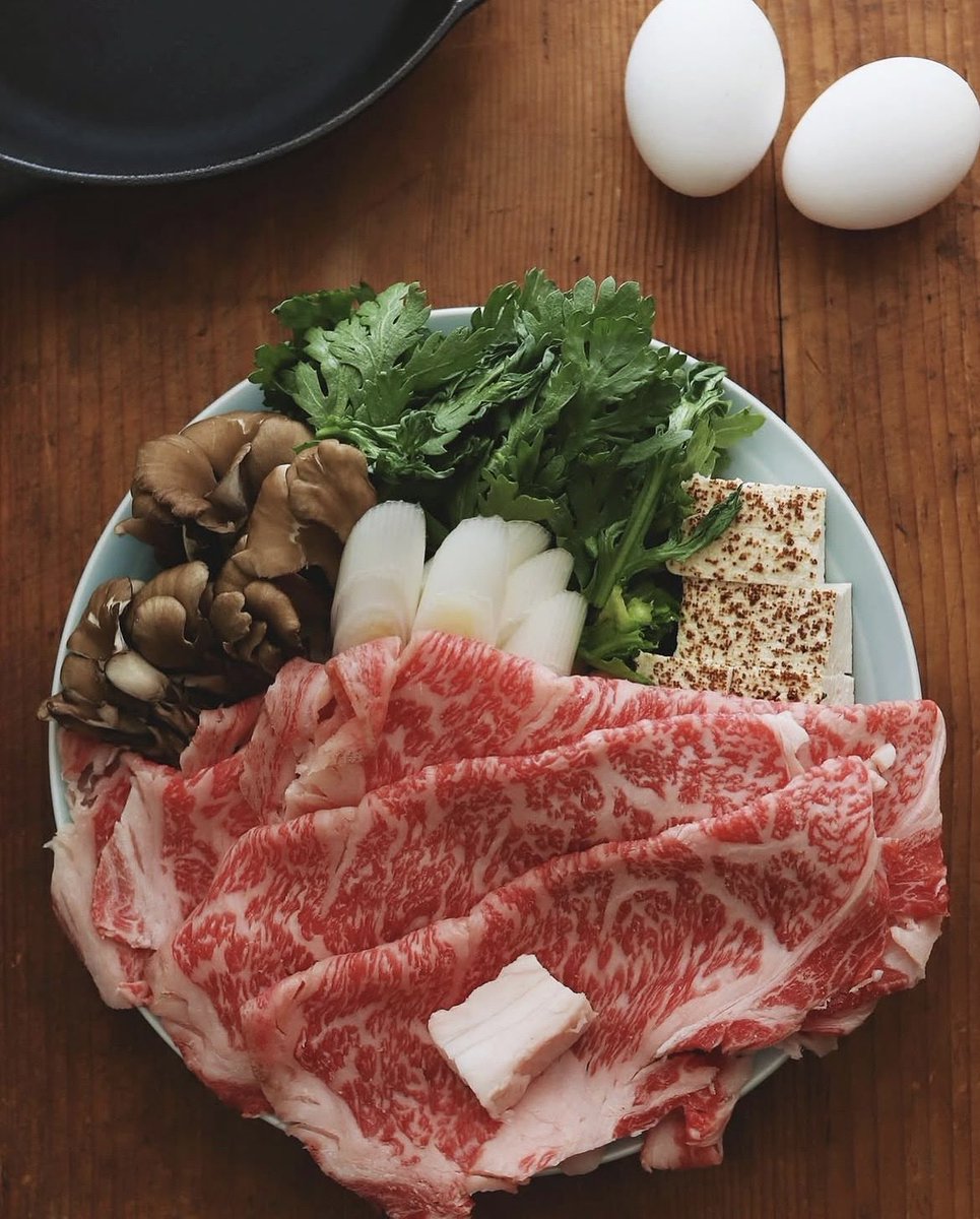 tosmileri's tweet photo. 見て、この霜降りの暴力🥩✨

今日のすき焼き、メルカリで見つけたA5和牛なんだけど口に入れた��間消えた。これ本当にお肉？飲み物？🤤

家でこのクオリティ食べられるなら、もう一生家から出たくない（笑）幸せすぎる。

詳細はリプ欄に⬇️
#おうちごはん #すき焼き https://t.co/FV8tgu5EG6