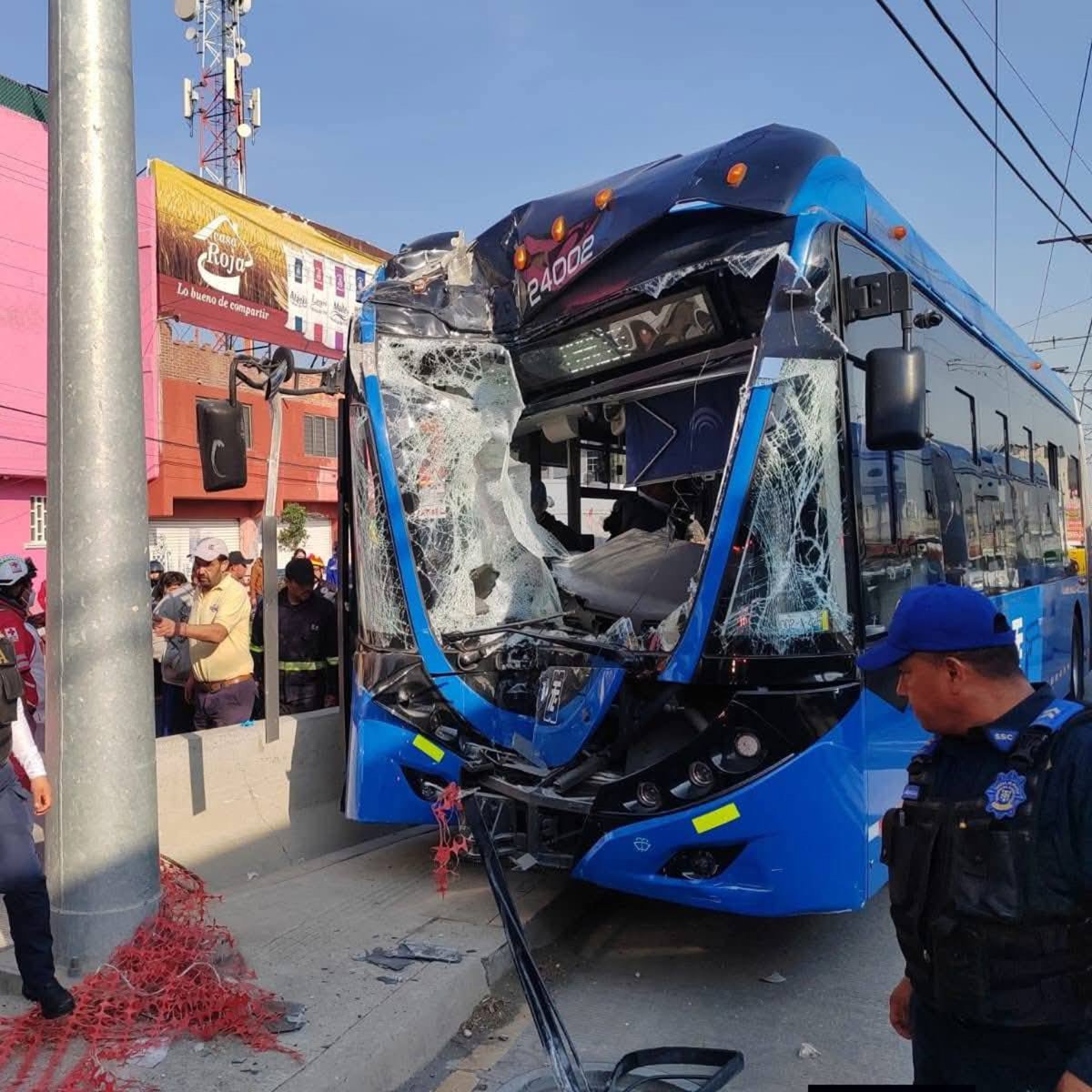 SntVTC's tweet photo. La mañana de este jueves se registró un fuerte accidente en la Línea 11 del Trolebús de Chalco, a la altura de la estación Covadonga.

El @STECDMX reportó el traslado de 20 usuarios a centros médicos asegurando que la integridad de ninguna persona se encuentra comprometida.

1/2 https://t.co/9mfyyS1HE6