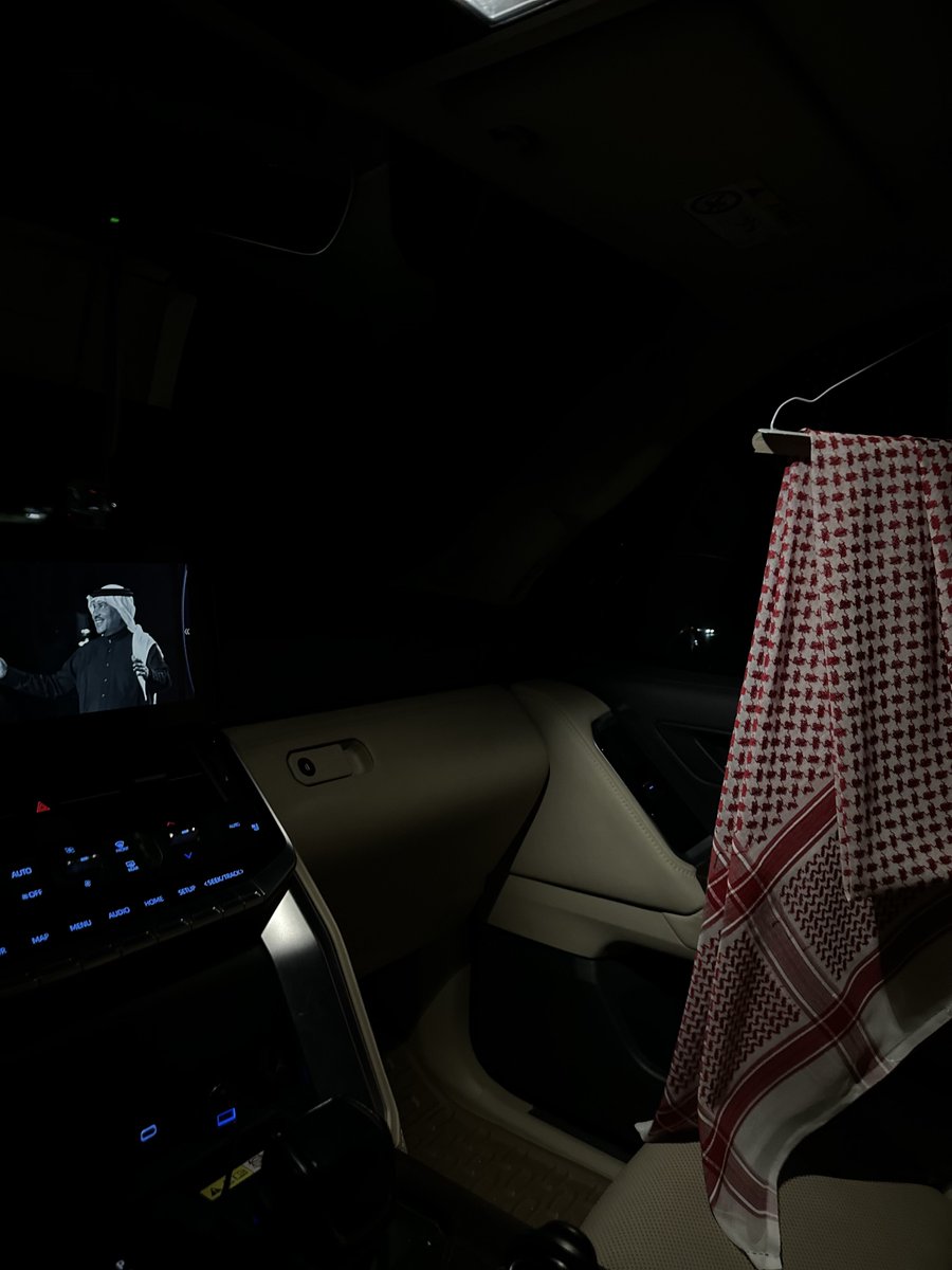 lajme_'s tweet photo. على الطريق المظلم الرايح الجاي
طالت مشاويري و ضاعت سنيني 

واليا فهقت النقطه و زان مسراي
لقيت طيفك.. واقف ٍ يحتريـني 

واخذت معه ومع هواجيسي ادواي
ورجعت و أنا مـثّـر  الشوق  فيني 

رحتي.. و قفيتي و الأقفاي ، الاقفاي
حسبي على اللي حال بينك.. و بيني 

الصدق ما تعطيك يمناي يسراي
لكن حـظـي ضيّـعك.. من يـديني 

ما تصلحين.. إلا لـ مثلي و شرواي 
حرام ياخذك الردي والدويني

وانا مااحب اللفلفه و التلواّي 
ولا اطيع شيطاني ونفسي و عيني 

حفظت سرّك.. مثل حفظي لـ مبداي 
و حفظي لـ سلم اجدادنا ، الاوليني

والأربع اللي دونها ما اقبل الراي 
حبّك.. و مرجلتي و داري و ديني :)