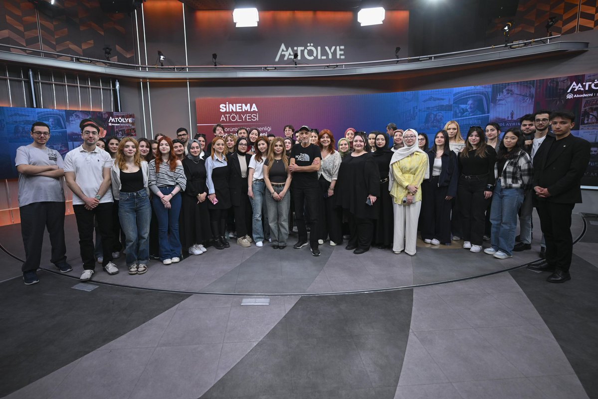 aa_kurumsal's tweet image. Eşkıya, Hokkabaz, Av Mevsimi ve Organize İşler gibi Türk sinemasında iz bırakan filmlerin görüntü yönetmenliğini üstlenen Görüntü Yönetmeni Uğur İçbak, #AA tarafından düzenlenen Sinema Atölyesi'ne katıldı.

v.aa.com.tr/3908305

#AnadoluAjansı
#SinemaAtölyesi