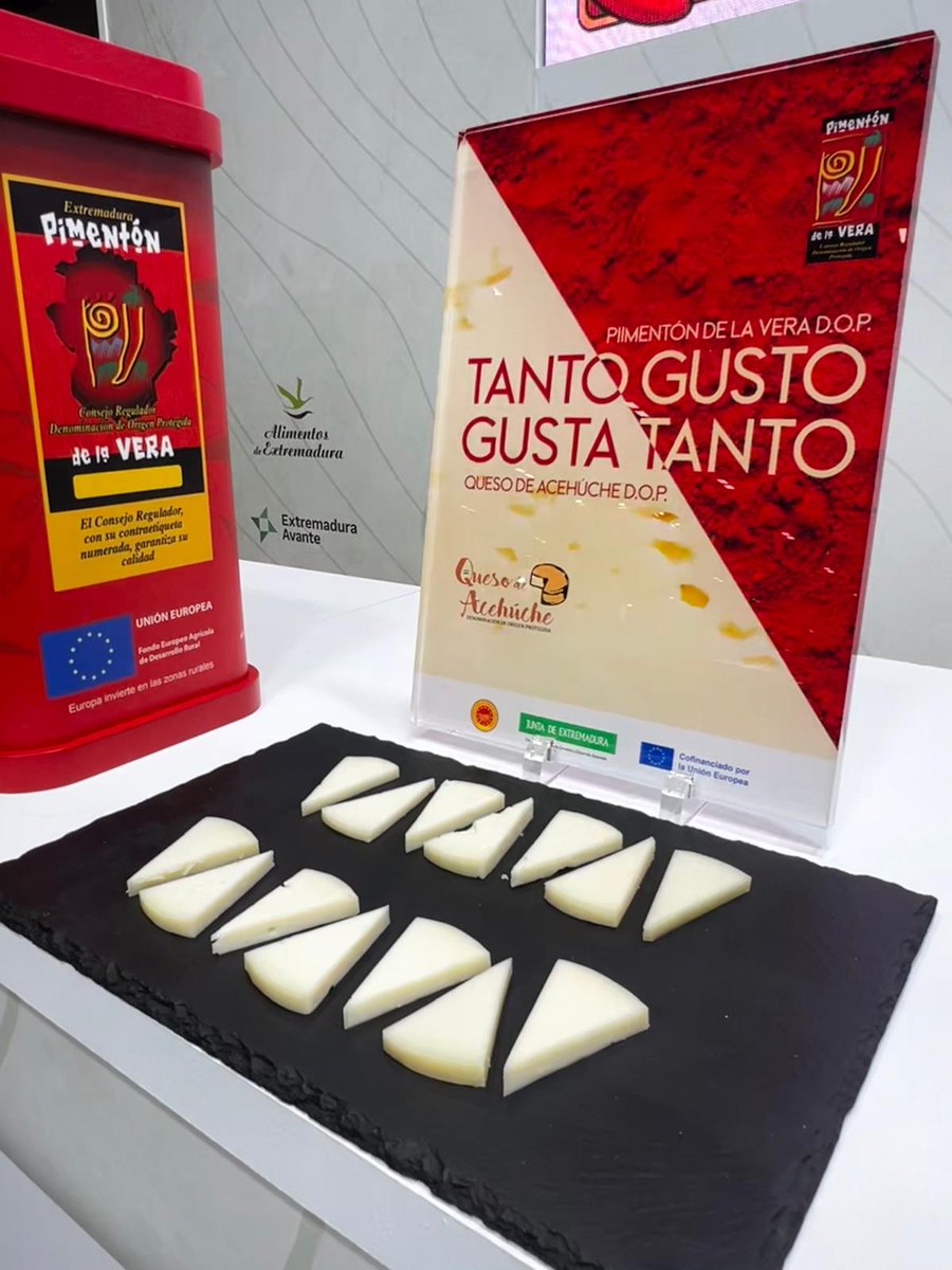 pimenton_vera's tweet photo. Cerramos la asistencia al Salón Gourmets acompañados de @quesodeacehuche 
Nuestra directora técnica, Pilar Díaz, explicó las características de estos dos productos y lo bien que combinan. 🌶🧀🌶🧀

#tantogustagustatanto #pimentondelavera #quesodeacehuche https://t.co/0yEpaNK4lc