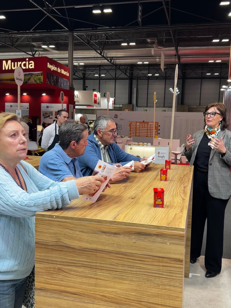 pimenton_vera's tweet photo. Cerramos la asistencia al Salón Gourmets acompañados de @quesodeacehuche 
Nuestra directora técnica, Pilar Díaz, explicó las características de estos dos productos y lo bien que combinan. 🌶🧀🌶🧀

#tantogustagustatanto #pimentondelavera #quesodeacehuche https://t.co/0yEpaNK4lc