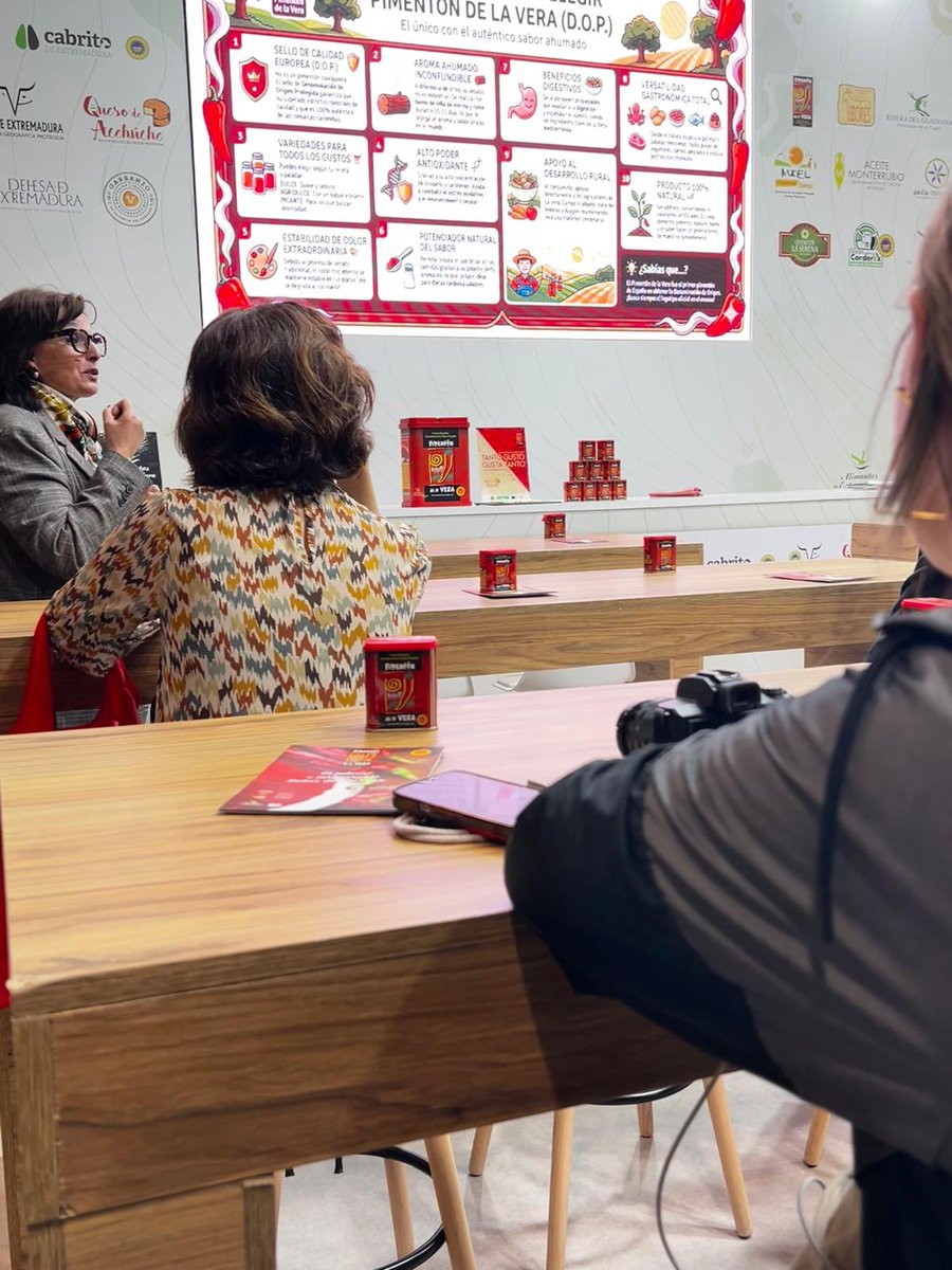 pimenton_vera's tweet photo. Cerramos la asistencia al Salón Gourmets acompañados de @quesodeacehuche 
Nuestra directora técnica, Pilar Díaz, explicó las características de estos dos productos y lo bien que combinan. 🌶🧀🌶🧀

#tantogustagustatanto #pimentondelavera #quesodeacehuche https://t.co/0yEpaNK4lc