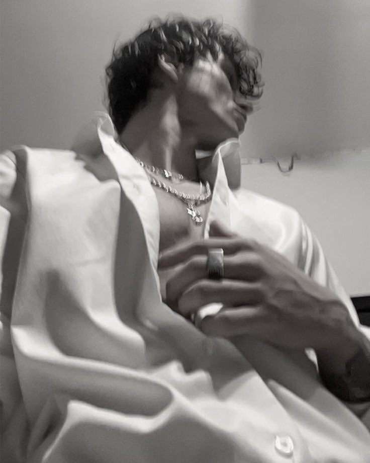 „– Chcę ci się pokazać z dobrej strony.

– Ty nie masz dobrej strony.

Jasper się uśmiecha.

– Fakt. Ale ty i tak przecież wolisz tę złą.”

𝟔 𝒅𝒏𝒊 𝒅𝒐 𝒑𝒓𝒆𝒎𝒊𝒆𝒓𝒚 💙 #keepmecloseap