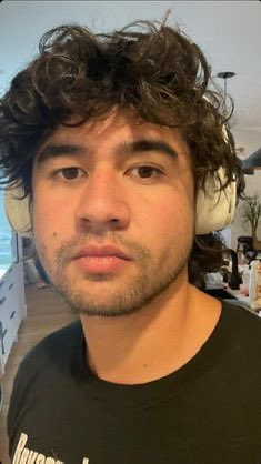 blueeee549's tweet photo. Buenas, soy Jenni tengo 23 años, amo a Calum desde tiempo inmemorables, mi canción fav es red dessert y mi álbum fav es CALM 
#IntegracionEAS @EASenmovistar https://t.co/7hQsEVeG0F