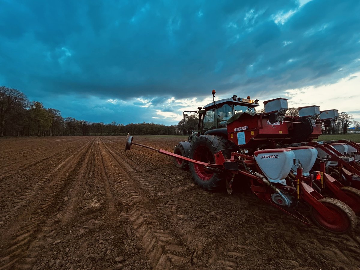 Geertjan_Oxe's tweet image. De eerste percelen maïs 🌽 zitten er in ✅

Beetje jammer dat ik net 1 zakje maïszaad te kort kom om het af te kunnen maken 🫣

Nu op pad voor maïszaad, morgenochtend laatste zaaien 💪🏻 🚜 💨 

#FarmLife
#voorjaar