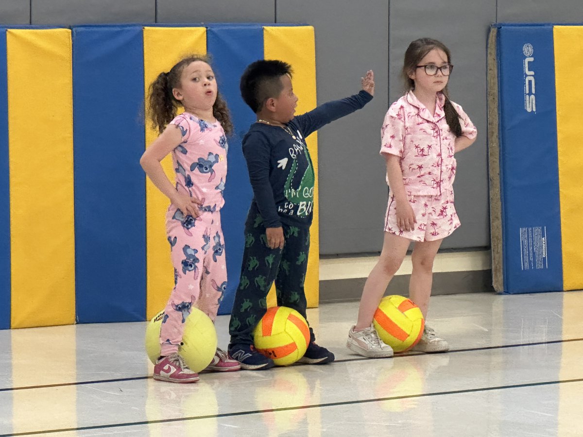 Bpt_BEARs's tweet photo. There was lots of cosy and comfy Bears today at Bridgeport, in celebration of our district-wide Pajama Day, in support of @ChildrensPhila #BridgeportProud @UpperMerionSD https://t.co/MgFFpfRxKR