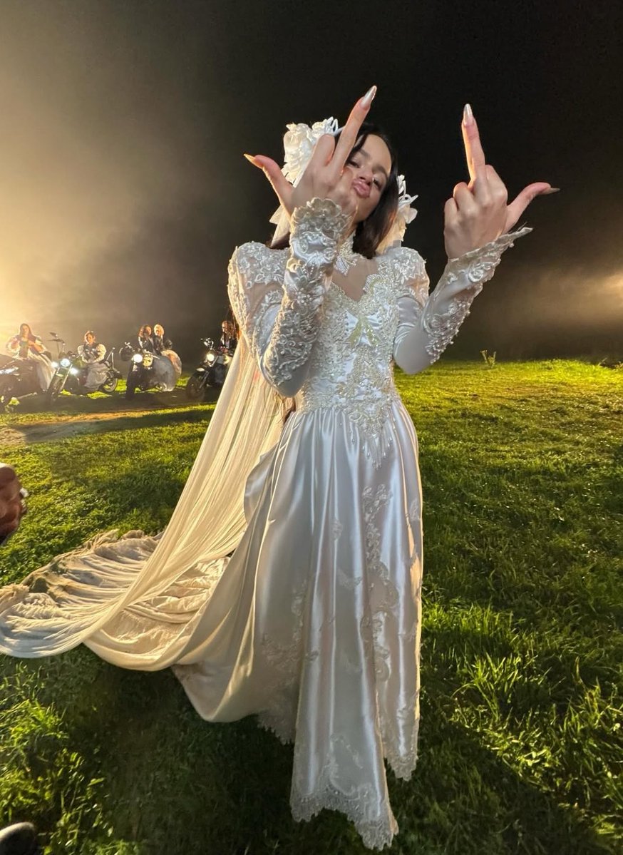 ROSALÍA anuncia el lanzamiento de Focu 'Ranni, Novia Robot, Stalker (Francotiradora Version) y Jeanne en todas las plataformas digitales esta noche.