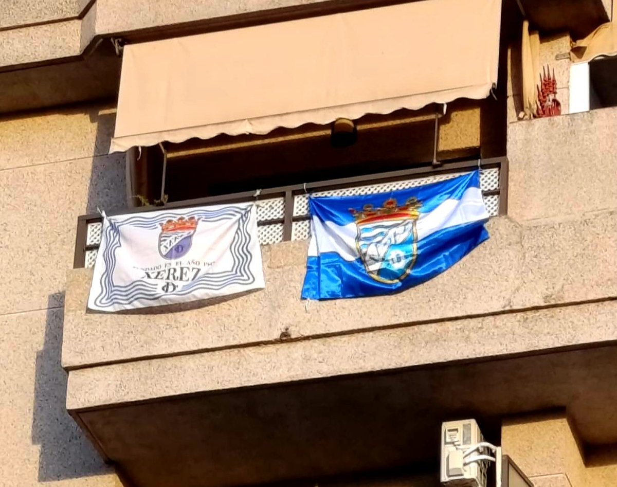 Jerez espera al #Xerez y nosotros también sacamos nuestras banderas al balcón.  #LaSuerteSePersigue #ConLosColoresDelXerezTodosUnidos