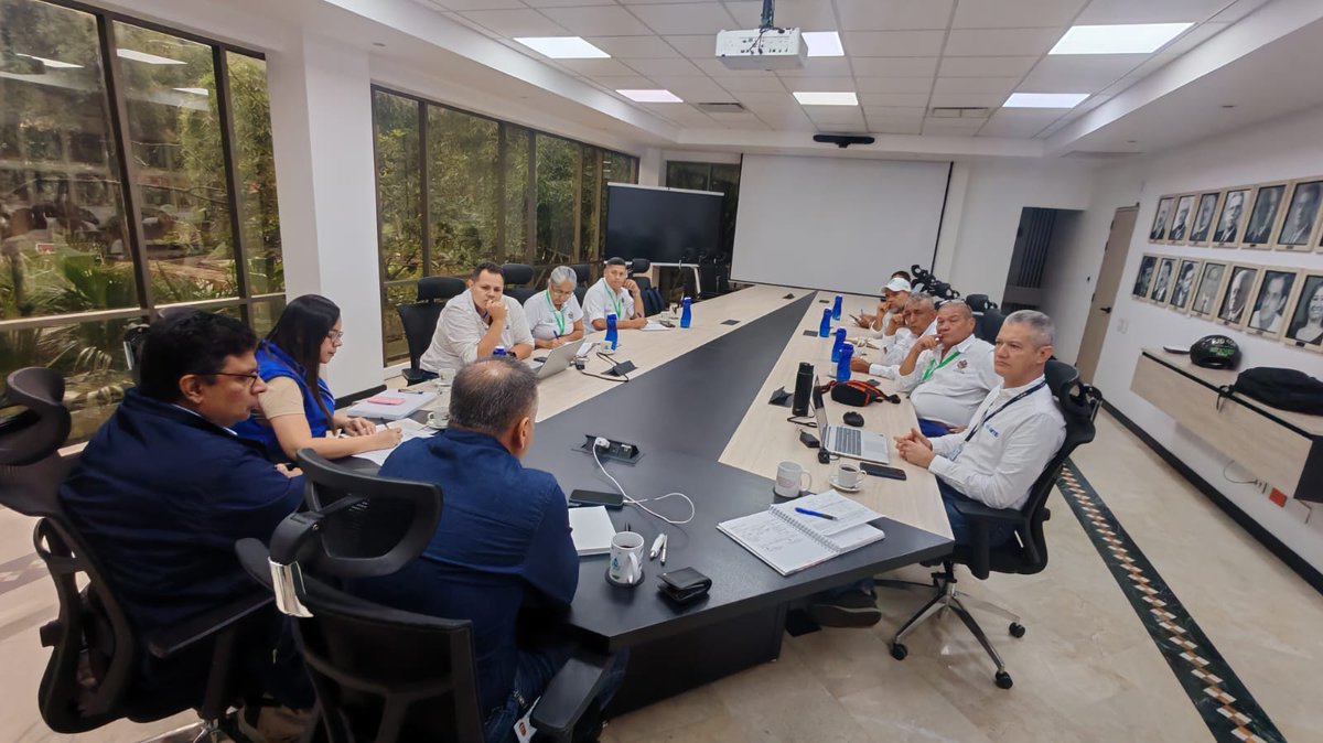 Larrysanchezg's tweet photo. #ReporteComuna • Hoy los ediles de la comuna 5 sostuvimos una reunión con el gerente del Acueducto Metropolitano de Bucaramanga y su equipo de trabajo, en la que abordamos temas fundamentales para nuestra comuna.

Dialogamos sobre el proceso de cambio de contadores, solicitando que se garantice una adecuada socialización, transparencia y el debido proceso, de manera que los usuarios comprendan claramente cada etapa. Este procedimiento debe realizarse conforme a la normativa vigente y dentro de los tiempos establecidos, no simplemente “cambiar por cambiar”.

Asimismo, elevamos solicitudes concretas para el mejoramiento de la infraestructura del sistema, especialmente en el barrio La Joya, donde la comunidad enfrenta constantes problemas con las tuberías y reiteradas suspensiones del servicio de agua.

Seguiremos haciendo seguimiento a estos compromisos para que se traduzcan en soluciones reales para la ciudadanía.