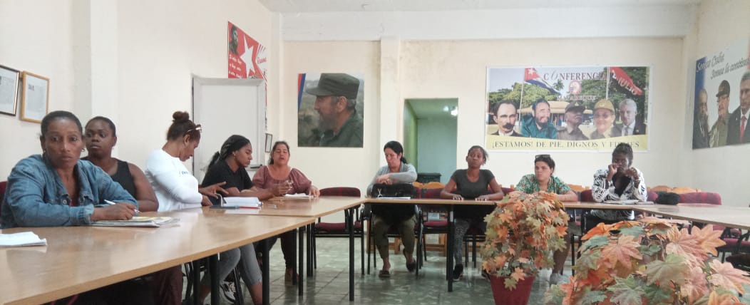 Intercambio con los cuadros de los #CDRCuba en Mayabeque con la presencia del funcionario del Partido Provincial que atiende la organización.
#SomosDelBarrio
#Cuba