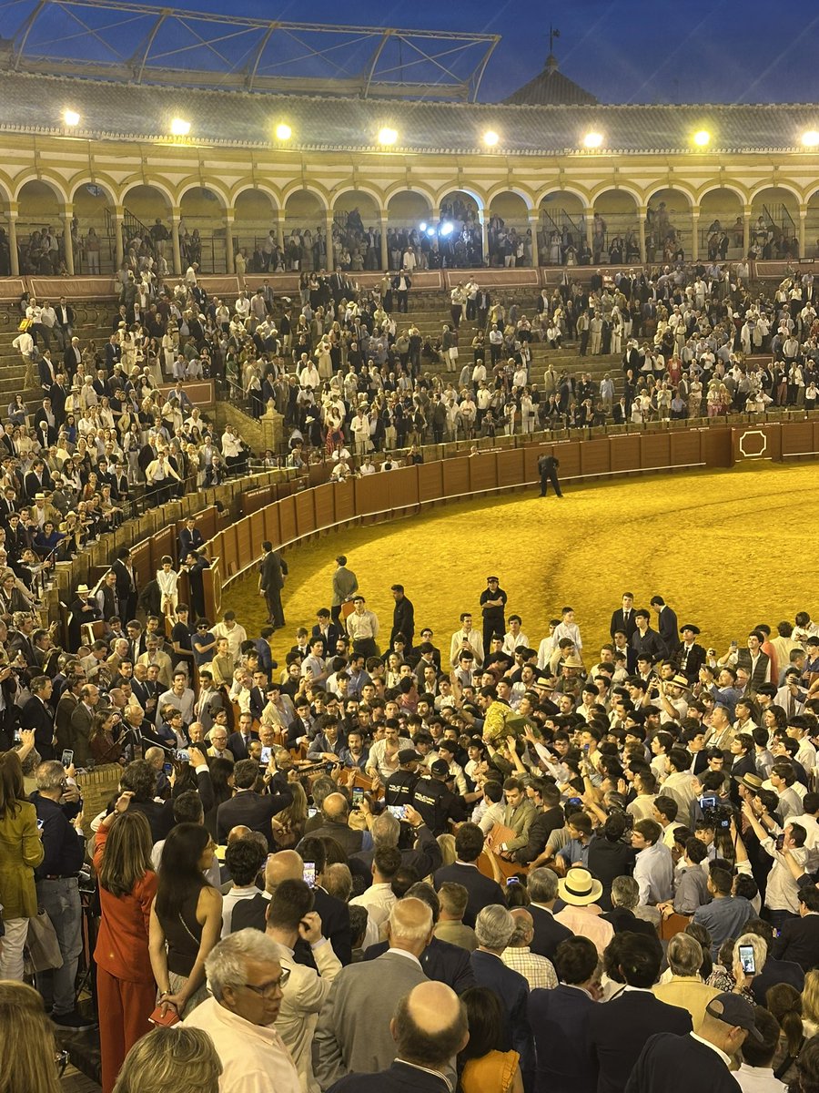 Querer sacar a hombros por la Puerta del Príncipe a Morante sin trofeos es una absoluta estupidez propio de la ignorancia. Los adolescentes y niñatos deberían saber cuáles son los ritos y las reglas en la Real Maestranza.  ¡Vergonzoso!

#Maestranza26