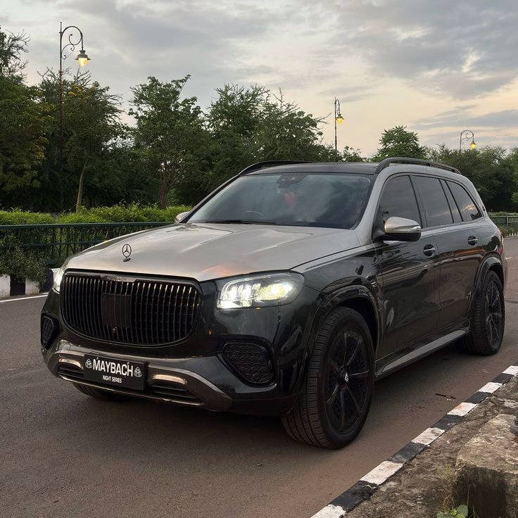 FiOSCapture's tweet photo. This GLS Maybach doesn’t park; it establishes a new center of gravity wherever I stop. 🚗 https://t.co/R4Vd08Tgqp