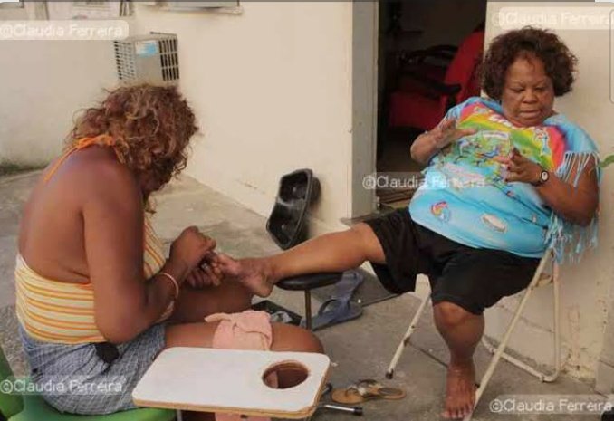 O sorteio da ordem de desfiles das escolas de samba tinha que ser transmitido ao vivo no twitter, com chat aberto para comentários e torcida.