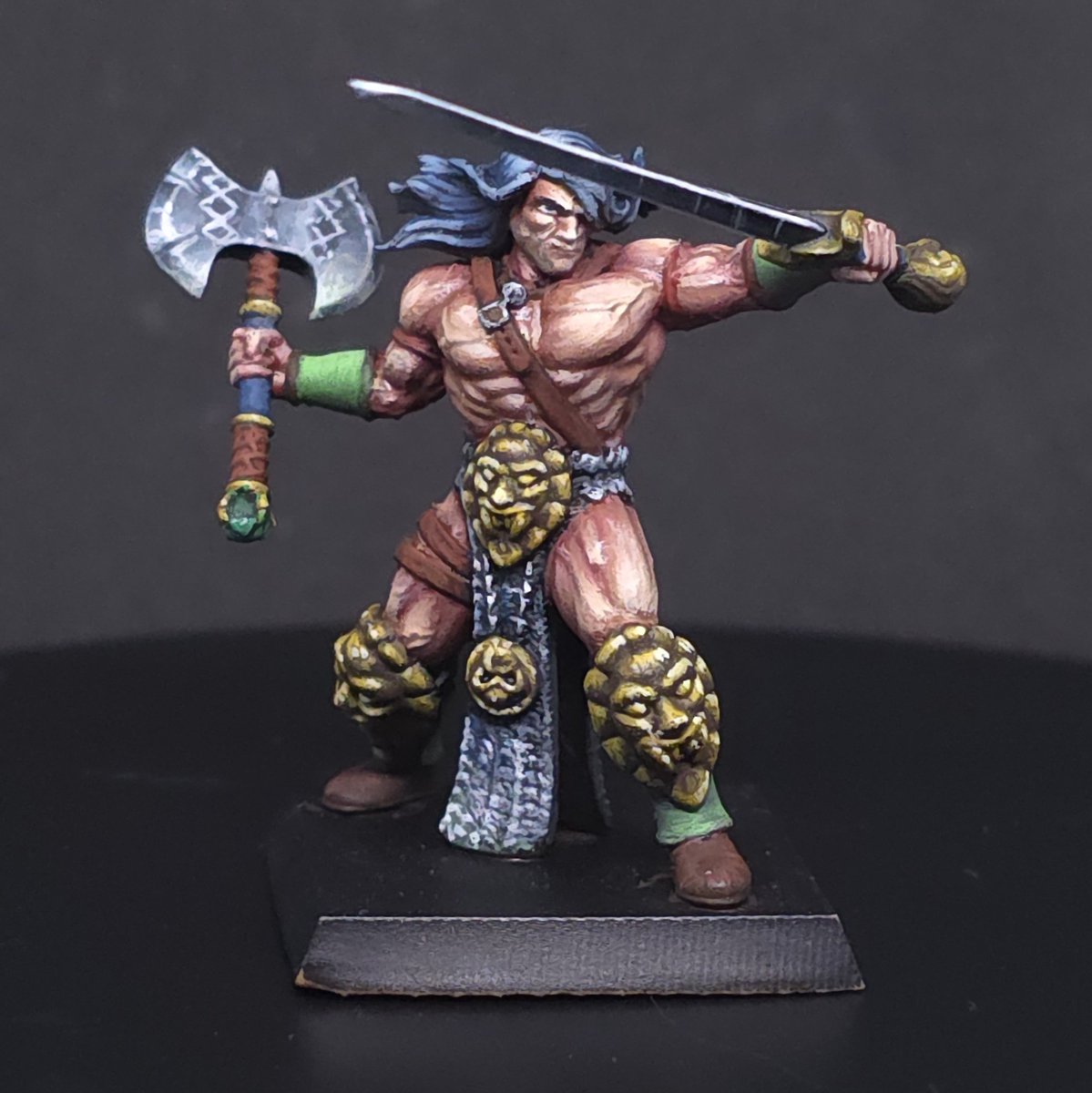 Farbencio's tweet photo. Buenas! Dejo por aquí éste pedazo de Bárbaro de los grandes de @Avatars_of_War . Hace un tiempo pinté el antiguo, y éste ya sale hacia su nuevo hogar. Espero que os guste! Si es así,  hazmelo saber! 💙🫶 @otomominiaturas #Conan #twitch #paintingminiatures #stream #miniatures https://t.co/gAwZ3jgSkM