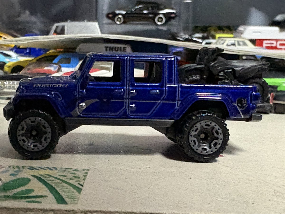 porschegmbh's tweet image. #青いミニカーが見たいなぁ
 #Jeep  #Rubicon
 おはようございます🔆カッコイイグラディエーターですがブルーが強すぎてカッコイイグラフィックが見えません😭