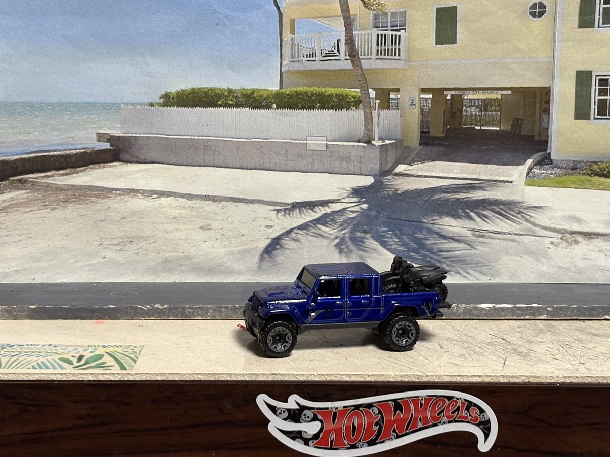 porschegmbh's tweet image. #青いミニカーが見たいなぁ
 #Jeep  #Rubicon
 おはようございます🔆カッコイイグラディエーターですがブルーが強すぎてカッコイイグラフィックが見えません😭