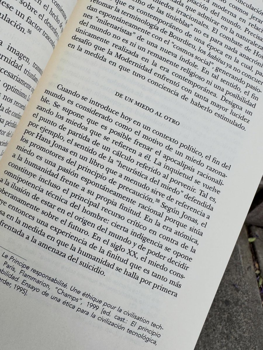 herder_mexico's tweet photo. ¿Qué nos por pensar cuando la idea de futuro parece haberse agotado? 🌍

Michaël Foessel sitúa el texto en un tiempo marcado por la sensación de crisis y de límite, donde el porvenir ya no se percibe como promesa sino como incertidumbre. 🧠 https://t.co/vgut0RvYSf