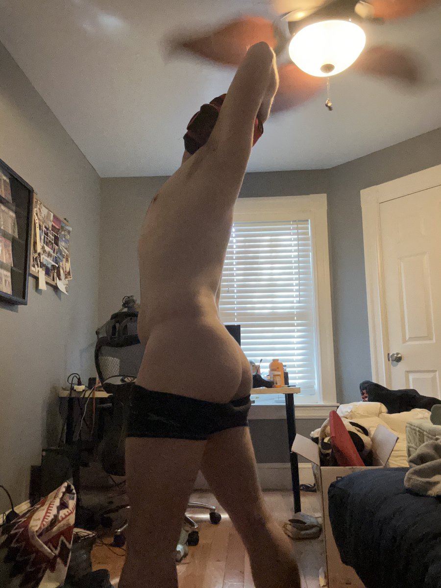 TwizzPup's tweet photo. Went for a run where are my musky pups at? (Ignore my messy room) https://t.co/oZxKmYdN29