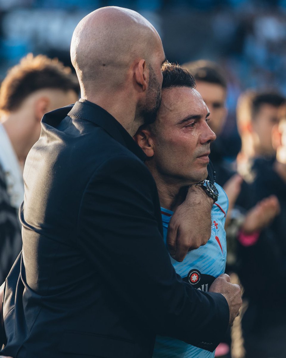 La imagen de la tristeza, pero también la del orgullo del Celta.

El comandante del equipo se formó en A Madroa. 

A su lado, la mayor leyenda en la historia del Celta, también forjada en A Madroa.

Es un día triste, pero para sentirse orgullosos de este Celta.