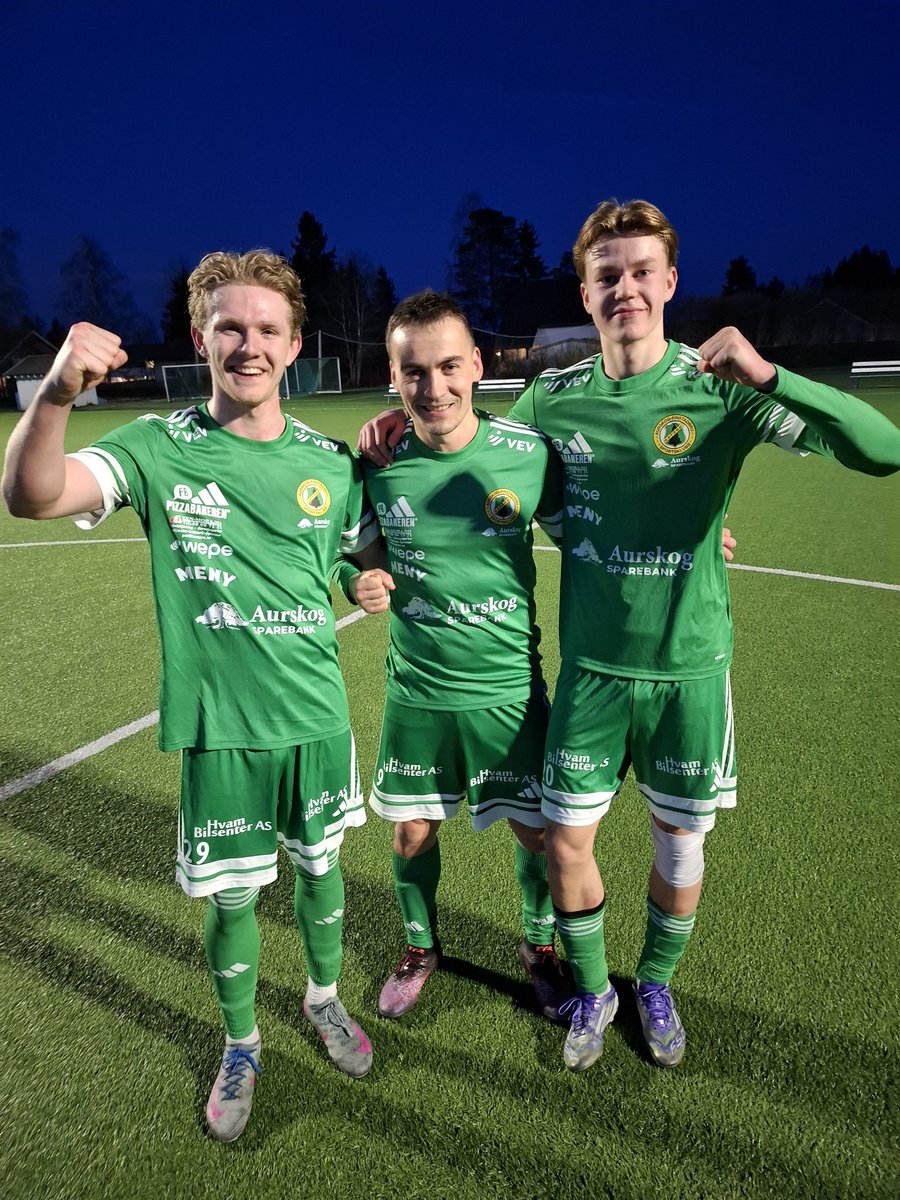 Szymon Krolikowski avgjør i 88. minutt - og AFSK slår Raumnes &amp; Årnes 3-2. Her er matchvinneren flankert av de andre målscorerne, Joel Aas (til v) og Marius Sletner.
