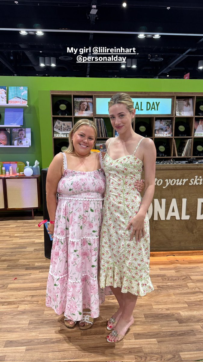 Lili Reinhart en el Ulta Beauty World en Orlando. 💚 (16/04)
.
