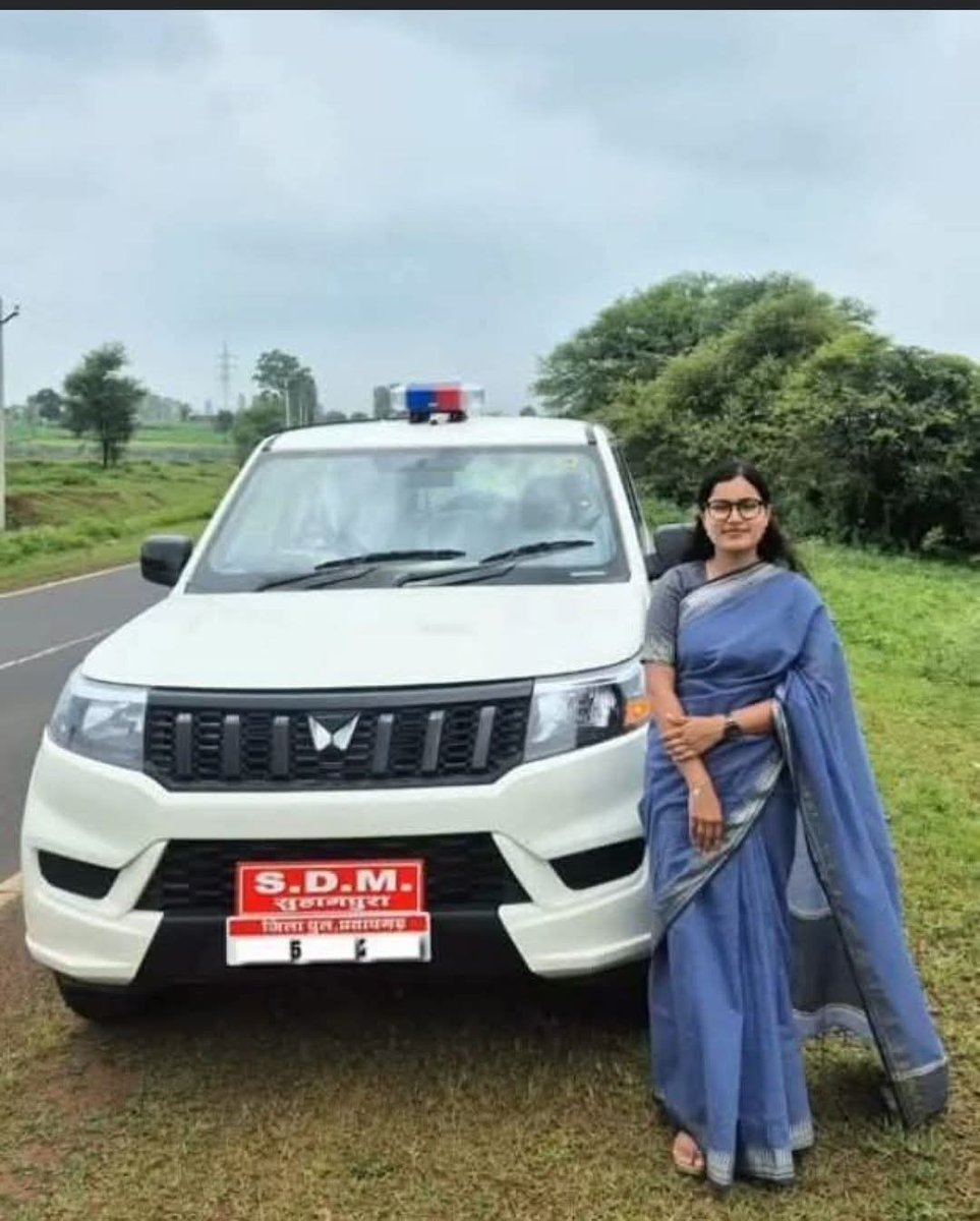weet_poison's tweet photo. करौली के नादौती SDM काजल मीणा को एसीबी ने 60 हजार की रिश्वत के साथ रंगे हाथों पकड़ा ।
4 लाख रूपये इसके पास से दिन भर की अवैध वसूली के भी जब्त किये।
वैसे मैडम सोशल मिडिया पर मोटिवेशन स्पीकर बन बैठी थी.!
मैडम को चश्मे #Raybon से लेने थे इसलिए जुगाड कर रही थी 🤪😂🙈 https://t.co/lRH1BiMz5d