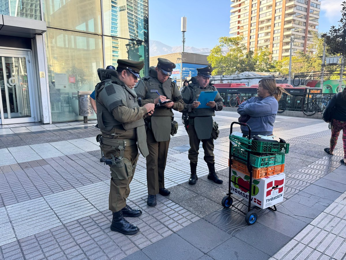 Hoy realizamos un operativo conjunto junto a <a href="/Carabdechile/">Carabineros de Chile</a> de la 60ª Comisaría Metro, nuestros equipos de seguridad y personal municipal de <a href="/MuniNunoa/">Municipalidad de Ñuñoa</a> , enfocado en el control del comercio ambulante en distintas estaciones de la comuna.

Este trabajo coordinado busca reforzar el