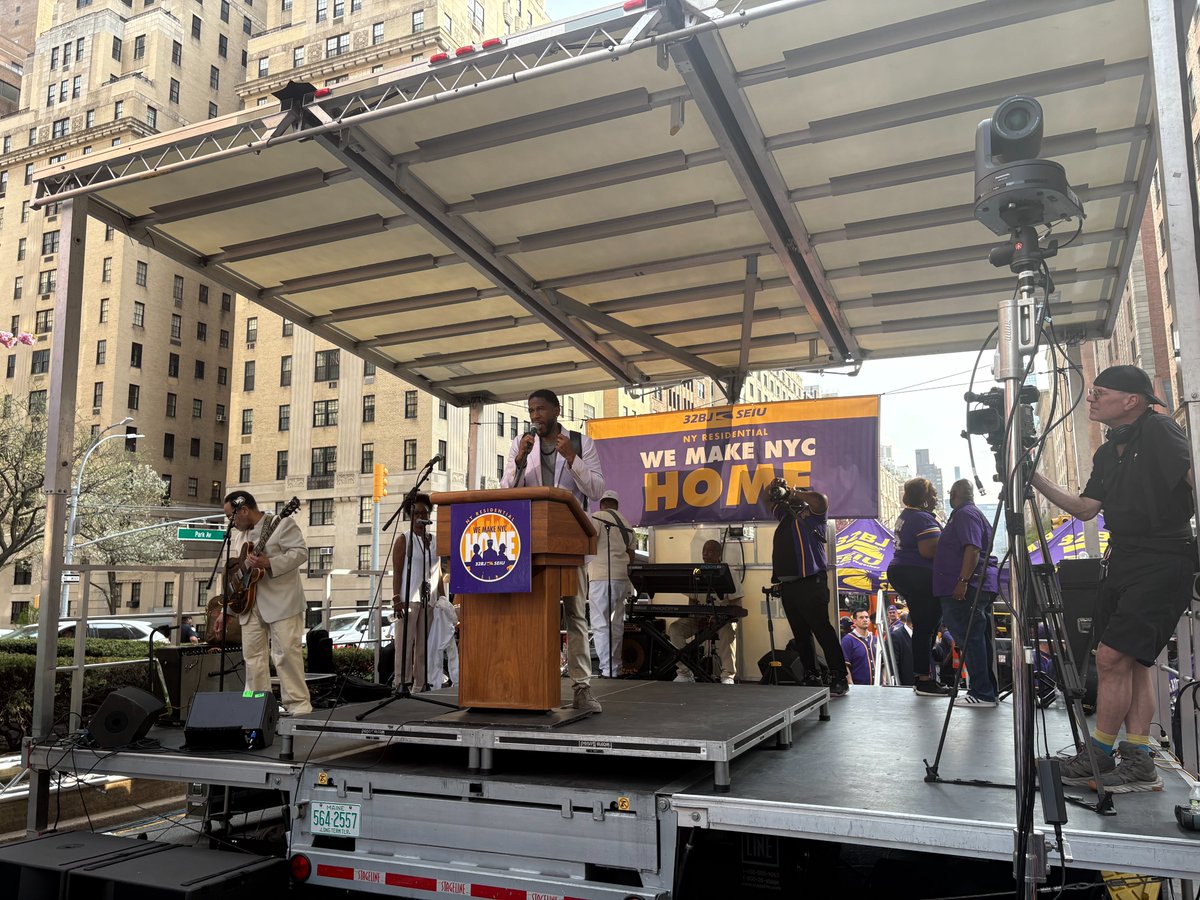 nycpa's tweet photo. Too many people move through our city without realizing the work that goes into maintaining the buildings in its skyline.

Its supers, doormen, and porters, all @32BJSEIU residential members, who turn these buildings into homes.

And they deserve fair pay—and a fair contract. https://t.co/RWQRAV0ed9