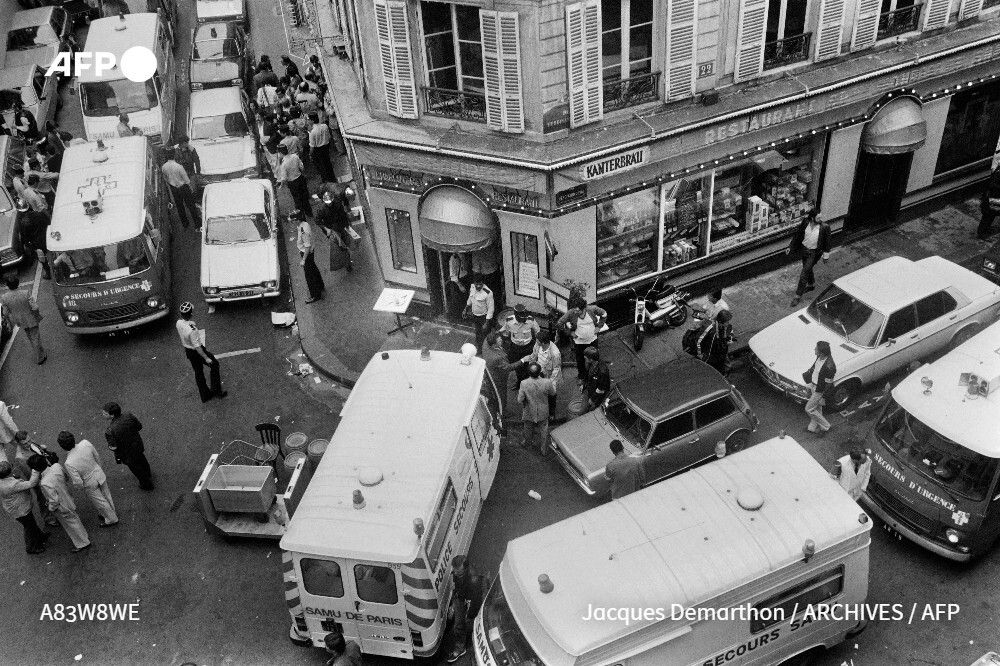afpfr's tweet photo. 🇫🇷 Attentat de la rue des Rosiers à Paris en 1982: l'un des suspects, Hicham Harb, est arrivé jeudi en France après son extradition par l'Autorité palestinienne et a été remis à la justice française, a annoncé le parquet national antiterroriste ⤵️ https://t.co/yp3Cn8CAK8